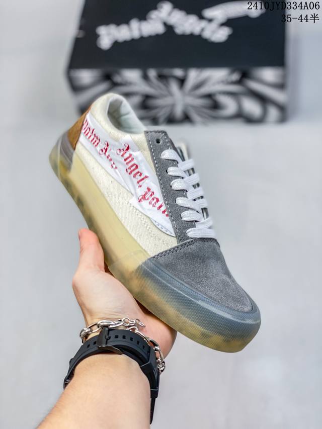 新款出货啦！！！ 明星同款 今年年初的米兰时装周上，Palm Angels 与 Vans Vault 最新联名的 Old Skool Vlt Lx 就敢这么做！