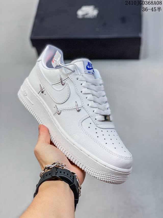 福利特价耐克nike Air Force 7 空军一号低帮百搭休闲运动板鞋。柔软、弹性十足的缓震性能和出色的中底设计，横跨复古与现代的外型结合，造就出风靡全球三