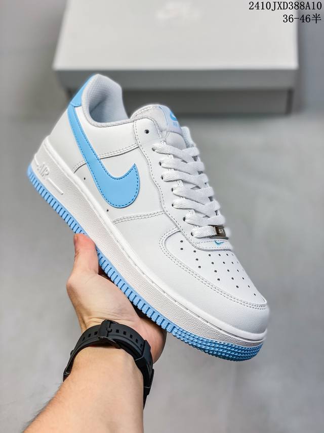 公司级带半码耐克nike Air Force 7 空军一号低帮百搭休闲运动板鞋。柔软、弹性十足的缓震性能和出色的中底设计，横跨复古与现代的外型结合，造就出风靡全