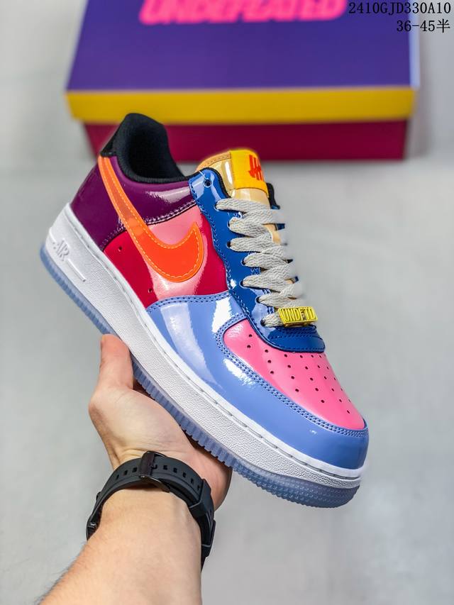 公司级带半码耐克nike Air Force 1‘07 空军一号低帮百搭休闲运动板鞋。柔软、弹性十足的缓震性能和出色的中底设计，横跨复古与现代的外型结合，造就出