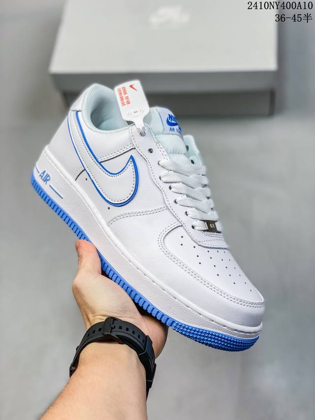 真标带半码耐克nike Air Force 1‘07 空军一号低帮百搭休闲运动板鞋。柔软、弹性十足的缓震性能和出色的中底设计，横跨复古与现代的外型结合，造就出风