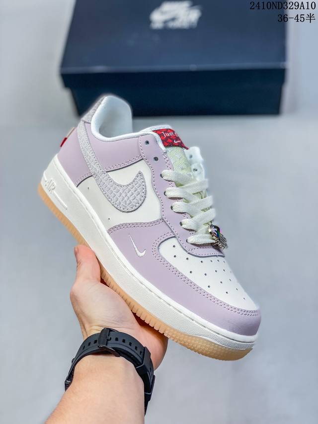 真标带半码耐克nike Air Force 1‘07 空军一号低帮百搭休闲运动板鞋。柔软、弹性十足的缓震性能和出色的中底设计，横跨复古与现代的外型结合，造就出风