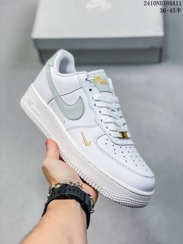 福利特价 耐克nike Air Force 1‘07 空军一号低帮百搭休闲运动板鞋。柔软、弹性十足的缓震性能和出色的中底设计，横跨复古与现代的外型结合，造就出风