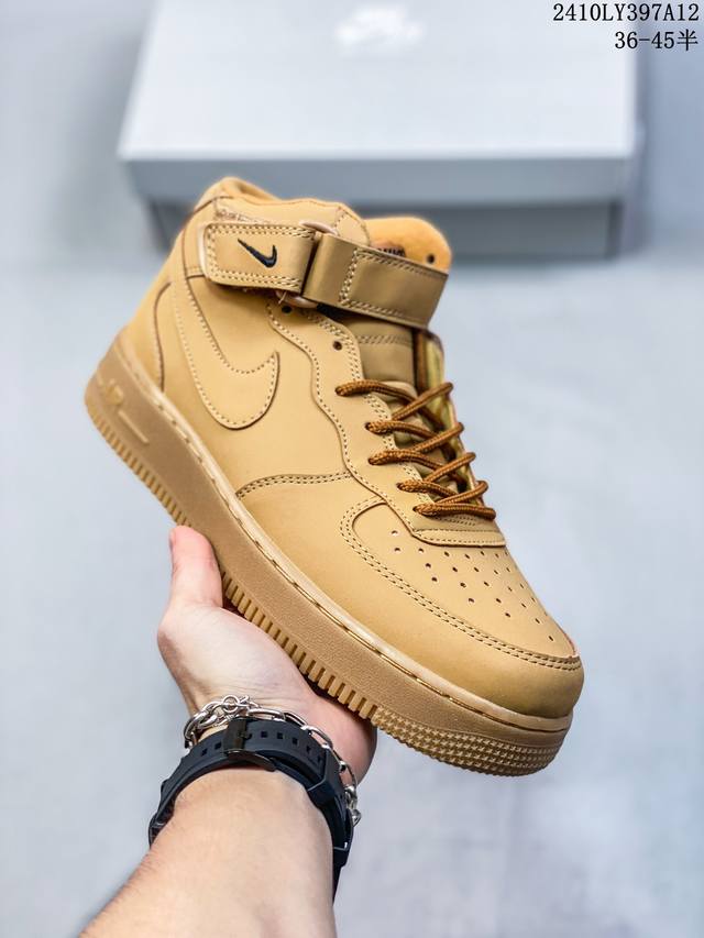 福利特价带半码耐克nike Air Force 1‘07 空军一号低帮百搭休闲运动板鞋。柔软、弹性十足的缓震性能和出色的中底设计，横跨复古与现代的外型结合，造就