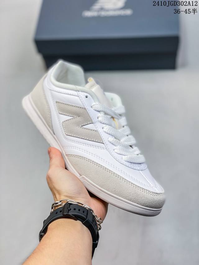 公司级new Balance Urc42 Nb复古跑鞋 绒布拼接舒适耐磨跑步鞋限定 以更纯粹的复古风格设计打造的全新造型 侧身还以解构设计 将 N 字标志以做旧