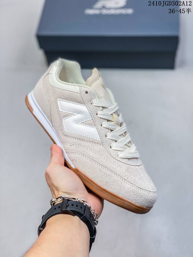 公司级new Balance Urc42 Nb复古跑鞋 绒布拼接舒适耐磨跑步鞋限定 以更纯粹的复古风格设计打造的全新造型 侧身还以解构设计 将 N 字标志以做旧