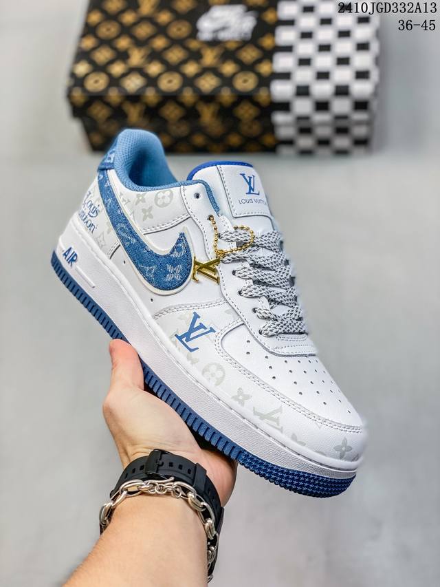 公司级带半码耐克nike Air Force 7 空军一号低帮百搭休闲运动板鞋。柔软、弹性十足的缓震性能和出色的中底设计，横跨复古与现代的外型结合，造就出风靡全