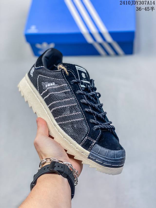 Adidas 阿迪达斯 男女鞋真标半码制，升级原楦开发版型，采用反翻毛皮组合呼吸网织布鞋面材质，改良全包围鞋垫，正确版鞋底模具及扇贝头盖片，外置正确锯齿防滑耐磨