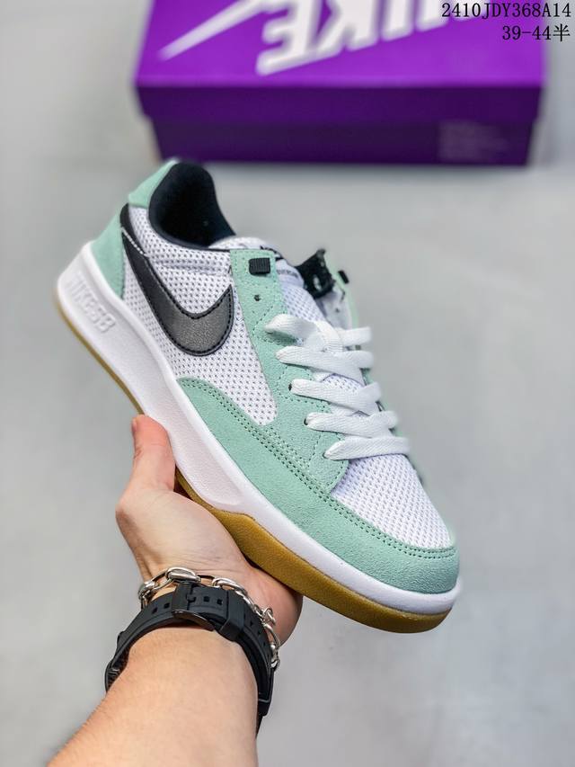 真标带半码nike Sb Adversary 中性低帮运动板鞋。皮革和织物打造的经典外观灵感来自 1982 年的 Nike Adversary 鞋款。传统系带系