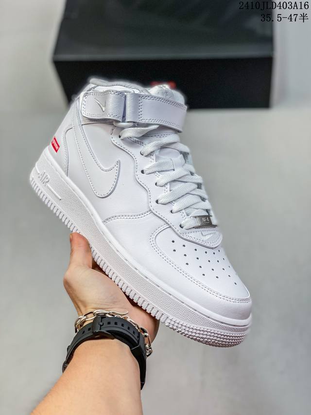 公司级带半码耐克nike Air Force 7 空军一号低帮百搭休闲运动板鞋。柔软、弹性十足的缓震性能和出色的中底设计，横跨复古与现代的外型结合，造就出风靡全