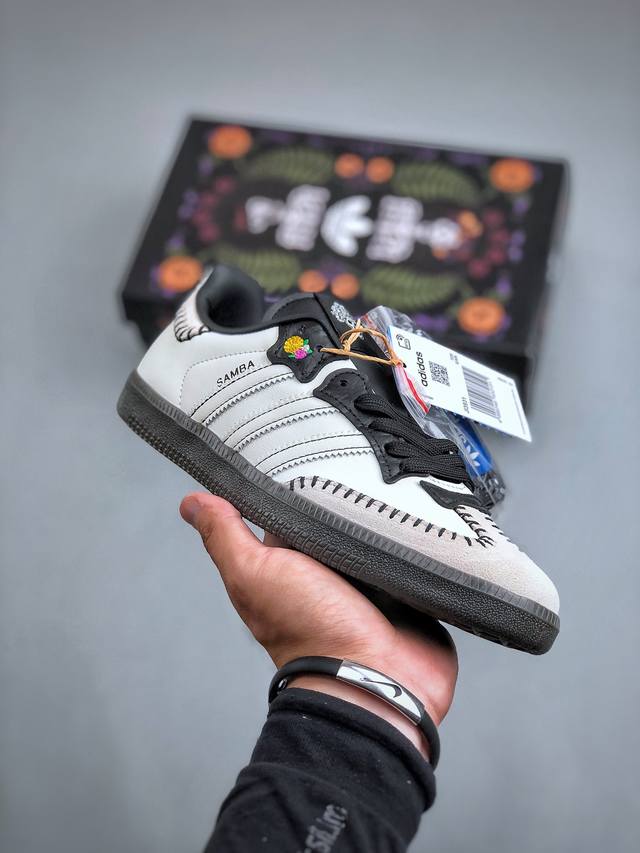 Adidas Originals Samba 万圣节 白黑此款鞋采用近几年比较流行的版型设计，外观时尚大气。鞋底采用耐磨的材质，穿上它，让您感觉到舒适的体验。货