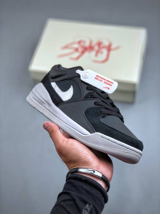 Air Jordan Stadium 9O Stadium 黑白 Jordan Stadium 90充满了对tinkerhathield 原创设计的致敬，包括中