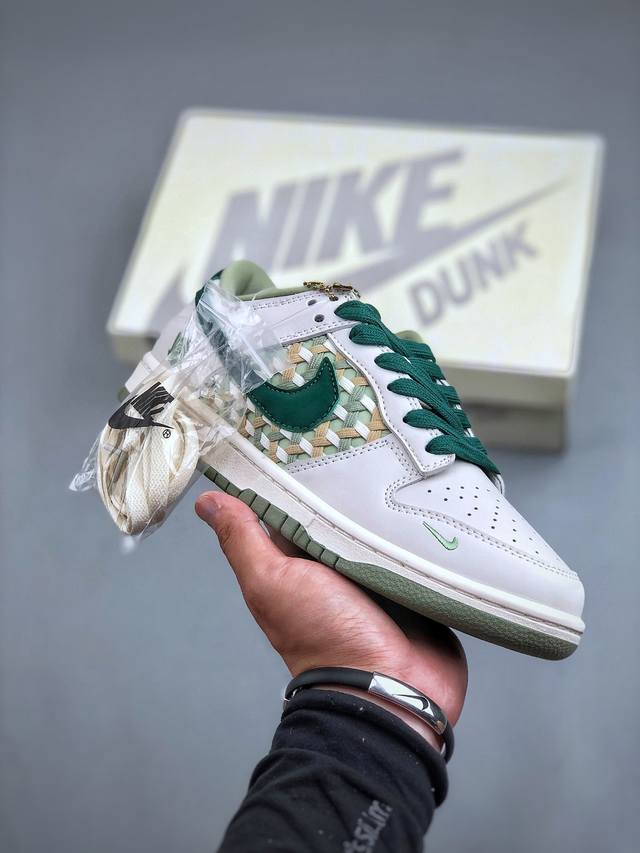 Undefeated X Nike Dunk Sb Low 白绿小勾此款以简约大方的造型设计，给人以随性休闲的时尚格调，穿着舒适轻便，运动灵活自如，满足日常个性