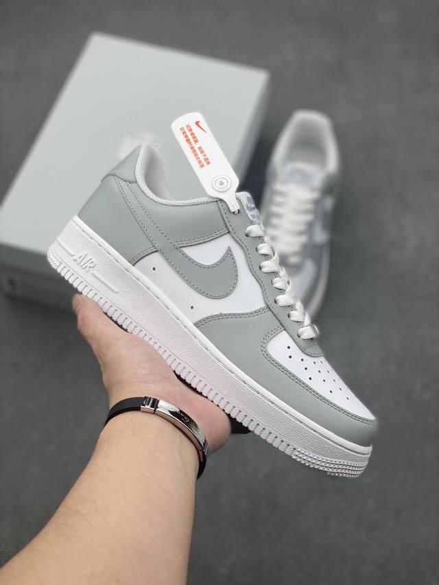 工厂套现 福利特价 耐克 Nike Air Force 1 ’07 空军一号低帮百搭休闲运动板鞋。柔软、弹性十足的缓震性能和出色的中底设计，横跨复古与现代的外型