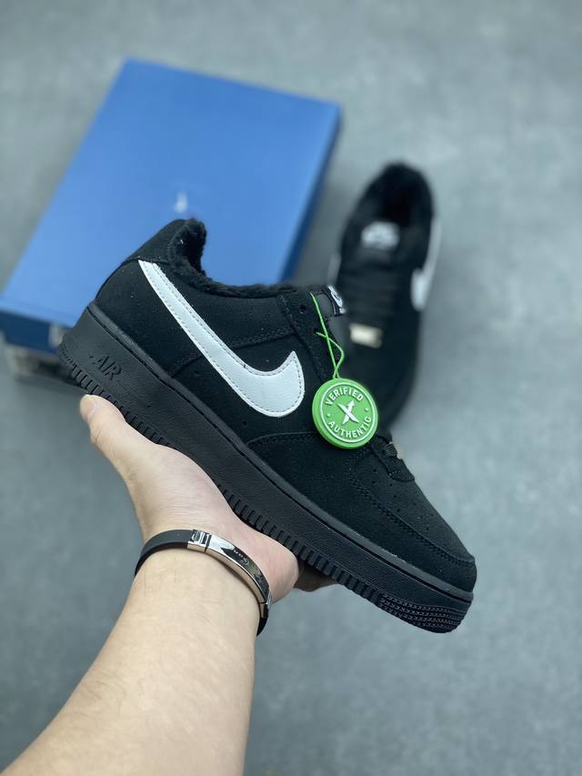 Nike Air Force 1 ’07 Low 空军一号低帮百搭休闲运动板鞋。柔软、弹性十足的缓震性能和出色的中底设计，横跨复古与现代的外型结合，造就出风靡全
