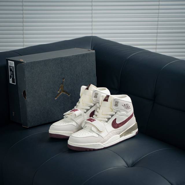 Air Jordan 312 Low 有着交错结合的设计，它的名字就展现出它所包含的鞋款元素，312 分别对应了 Air Jordan 3、Air Jordan