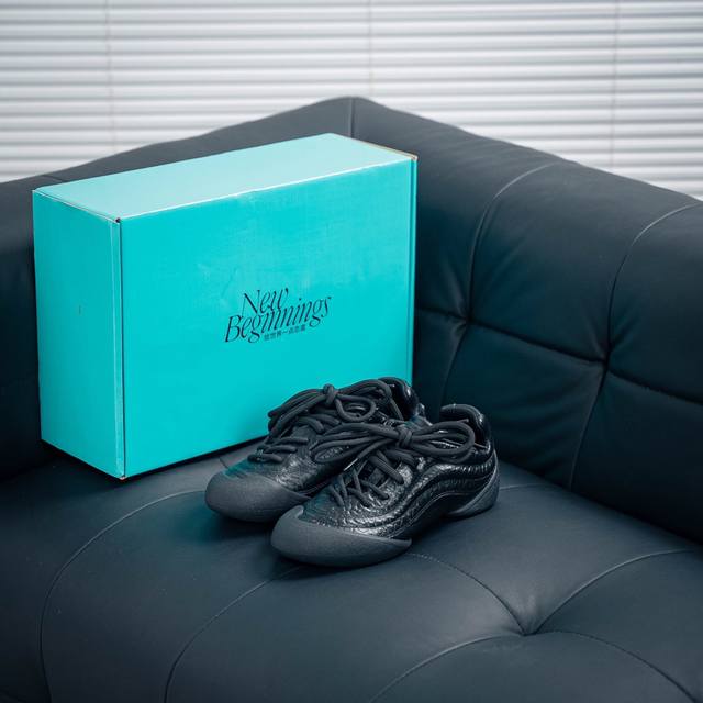 核心私 Alexander Mcqueen 亚历山大-麦昆 2024S Flexion复古运动鞋 受到解剖学的启发 分体鞋底和肌腱状元素体现了品牌初期的设计主题