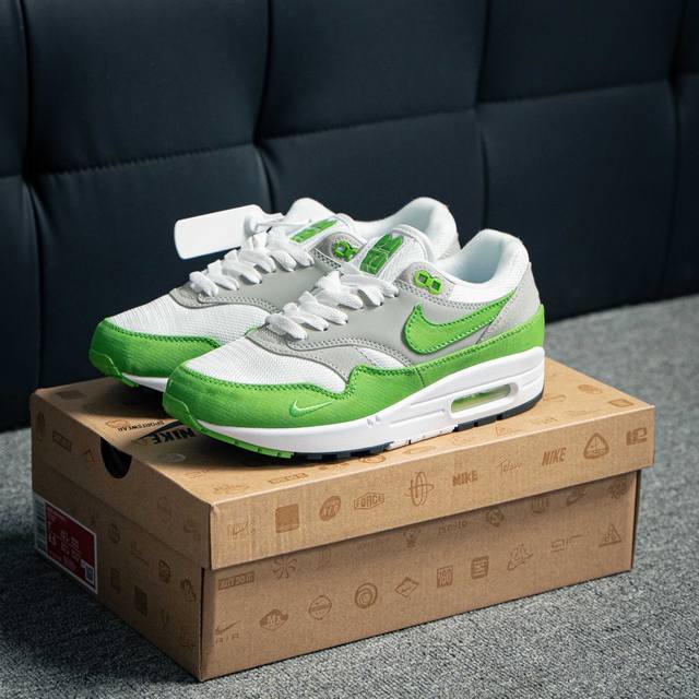 Nike Air Max 1 耐克气垫 缓震 耐磨运动鞋 鞋身材质均选择皮革 织物 麂皮多种材质覆盖 保证质感的前提下 层次感也相当不错 带有开窗式 Air M