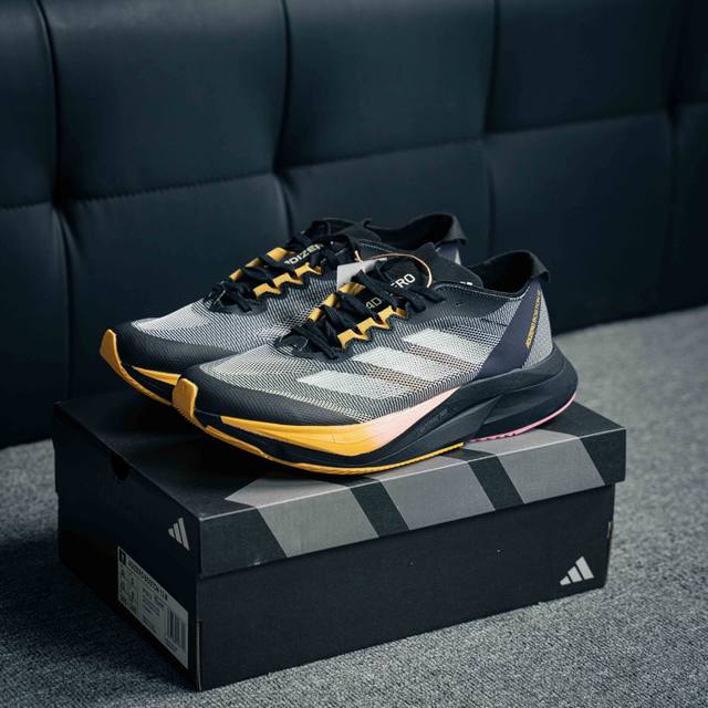 阿迪达斯adidas Adizero Boston 12 耐磨减震专业跑步鞋 男款 北京马拉松40周年限定。冲向目标，一路向前，不断挑战和突破自我。无论是平时训