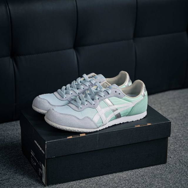 Onitsuka 鬼冢虎 Serrano系列 潮流舒适轻便生活休闲鞋 上架实拍 鞋面采用翻毛皮和牛津布面设计制作，透气性好，包裹感很强。鞋底采用防滑耐磨橡胶大底