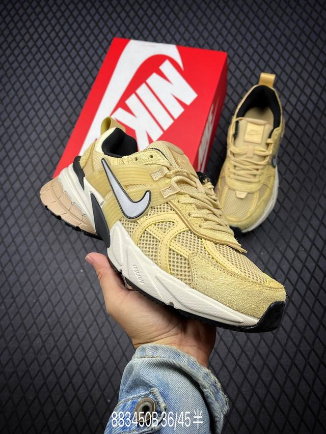 公司级耐克nike V2K Run跑步鞋复古风潮 网面透气运动鞋 灰银紧致的鞋面材质提供良好的包裹性鞋侧 Swoosh以及鞋头部分搭配增添不少亮点的镀铬细节鞋垫