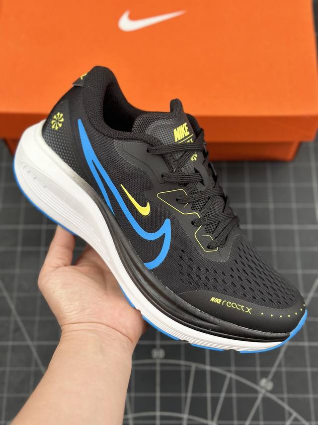 核心私 公司级耐克nike Air Alphazoom网面透气跑步鞋 兼顾迅疾外观和稳固脚感 后跟覆面和中足动态支撑巧妙融合 缔造稳定顺畅的迈步体验 采用密度更