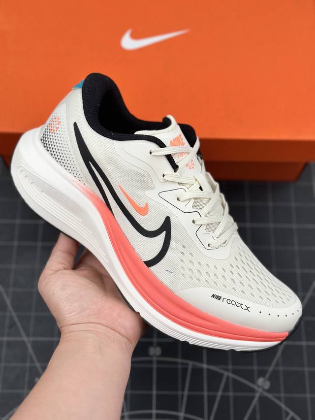 核心私 公司级耐克nike Air Alphazoom网面透气跑步鞋 兼顾迅疾外观和稳固脚感 后跟覆面和中足动态支撑巧妙融合 缔造稳定顺畅的迈步体验 采用密度更