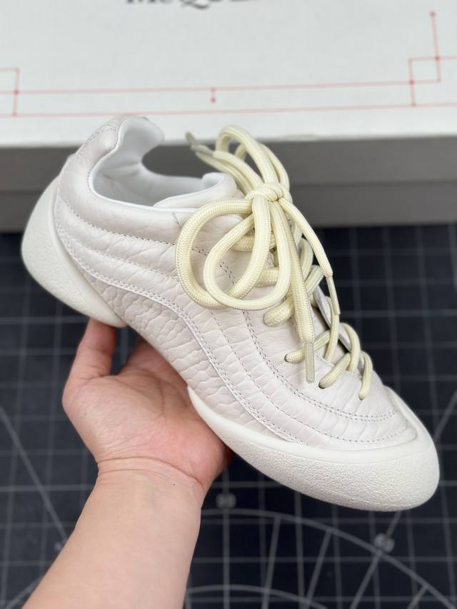 核心私 Alexander Mcqueen 亚历山大-麦昆 2024S Flexion复古运动鞋 受到解剖学的启发 分体鞋底和肌腱状元素体现了品牌初期的设计主题
