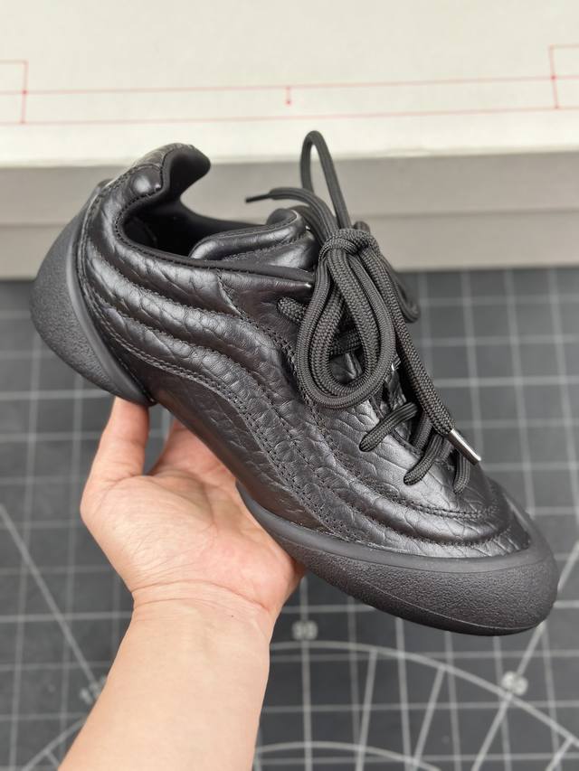 核心私 Alexander Mcqueen 亚历山大-麦昆 2024S Flexion复古运动鞋 受到解剖学的启发 分体鞋底和肌腱状元素体现了品牌初期的设计主题