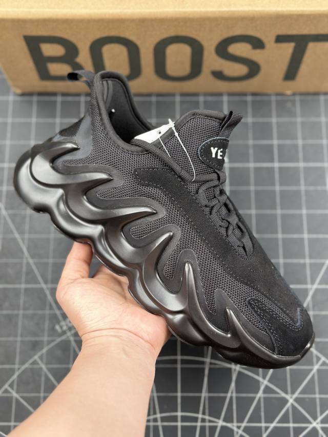 核心私 Yezzy Boost 451 火焰山潮酷个性男女鞋 451侃爷椰子复古休闲运动老爹鞋 采用麂皮、网布三种材质组成，鞋面置有老爹鞋元素，鞋身非常纯粹的火