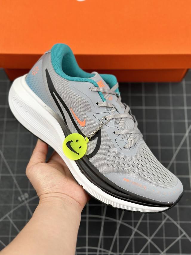 核心私 公司级耐克nike Air Alphazoom网面透气跑步鞋 兼顾迅疾外观和稳固脚感 后跟覆面和中足动态支撑巧妙融合 缔造稳定顺畅的迈步体验 采用密度更