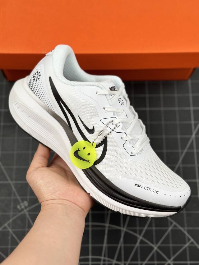 核心私 公司级耐克nike Air Alphazoom网面透气跑步鞋 兼顾迅疾外观和稳固脚感 后跟覆面和中足动态支撑巧妙融合 缔造稳定顺畅的迈步体验 采用密度更