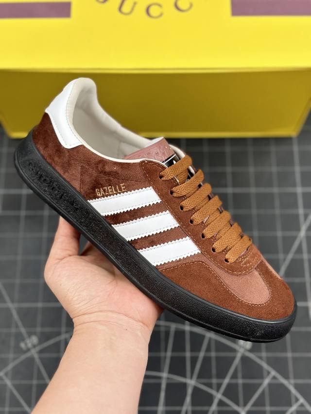核心私 Adidas X Gucci 重磅联名 三叶草logo与标志性三条杆为设计元素 将其与独属于的gucci 双方选择adidas Originals经典鞋