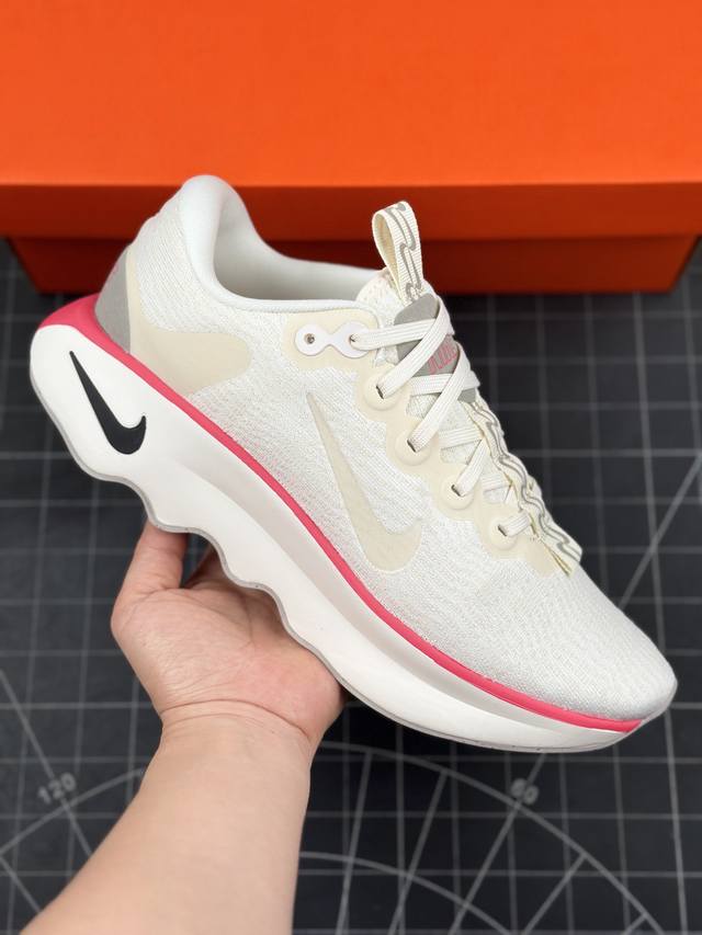核心私 耐克 Nike Motiva 耐克夏季透气缓震波浪跑鞋 鞋底采用夸张的弯曲几何设计，塑造弧形摇杆造型，助力轻松向前。顺畅迈步体验上脚即知，令你乐在其中。