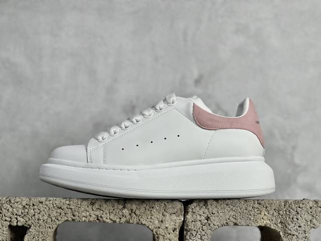 超强福利特价 新货亚历山大 Alexander Mcqueen 麦昆小白鞋全套专柜包装物及配件 附送快递加固牛皮纸盒 右脚鞋面嵌入核心防伪芯片装置,秒杀市面文案