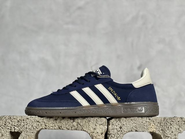 R版 Ad Originals Handball Spzl 手球运动员系列百搭休闲运动板鞋 这款来自阿迪达斯的这款handball Spzl前身是一双手球运动鞋