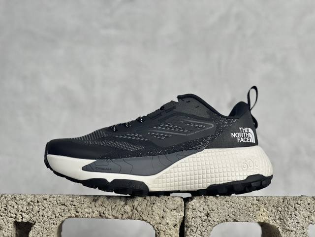 The North Face 北面防滑耐磨防水低帮户外功能鞋 有许多相当专业的户外爱好者 非常关心像是越野跑、专业登山鞋等一系列的户外鞋款开箱 本次介绍比较不一