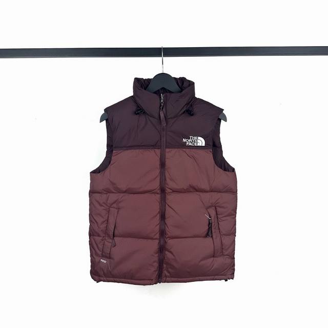 渠道优势，支持代发！ 外贸保真版：北面 酒红色 The North Face 北面 经典款羽绒马甲 面料：国内独家日本原厂面料具有防水 防钻绒 防脱色特性，24