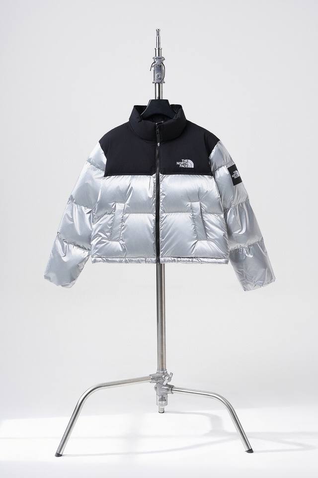 顶级高端版本，有量可谈！ 外贸保真版：北面 太空银 The North Face 北面 23短款 韩版限定款 尺码：S M L 无色差唯一正确版本 采统一使用新