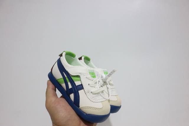 YSS鬼冢虎飞机翼魔术贴婴童鞋 SIZE：22.5-28.5 巴斯光年梦幻联动系列 婴童款真的太可爱了 萌翻全场 飞翼魔术贴设计，穿脱非常方便 耐磨防滑大底，脚