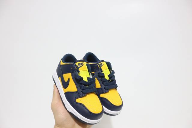S比软头层低帮儿童板鞋 SIZE：22-37码 小童：22-25码松紧带 大童：26-37码系带 软头层材质，质感细腻柔软高级 SB板鞋款式，百搭又时髦 大小童