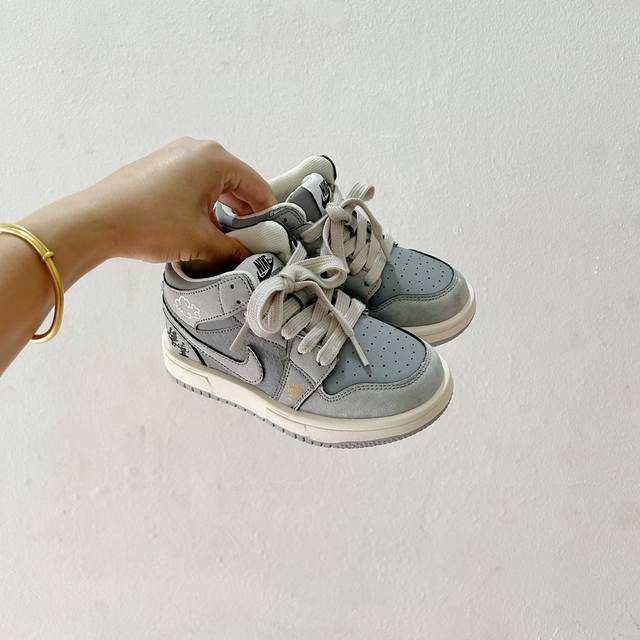 Air Jordan 1 联名款中邦儿童篮球鞋 SIZE:26-37码 在篮球场上，每个小球员都渴望拥有一双专属的战靴，让自己在赛场上更加闪耀。今天，我们就来揭