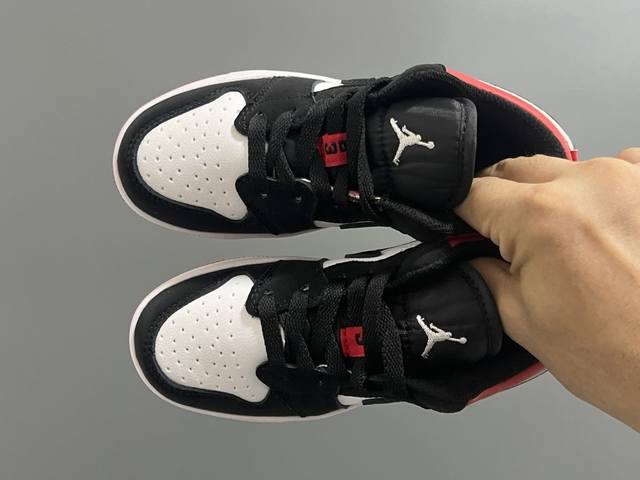 福利款乔一低帮鞋带扣儿童运动鞋 SIZE：22-37码 经典乔一低帮 百搭又时髦 附赠鞋带扣，穿脱方便 优质皮料拼接，质感满满