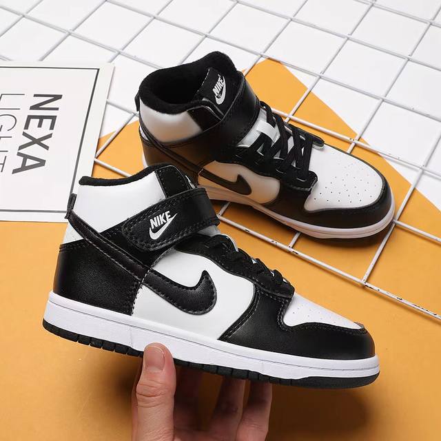加绒 新款出货 原装加绒 Nike SB Dunk Low x StrangeLove 黑白熊猫童鞋新款低邦时尚童鞋 鞋码： 26 27 28 29.5 30