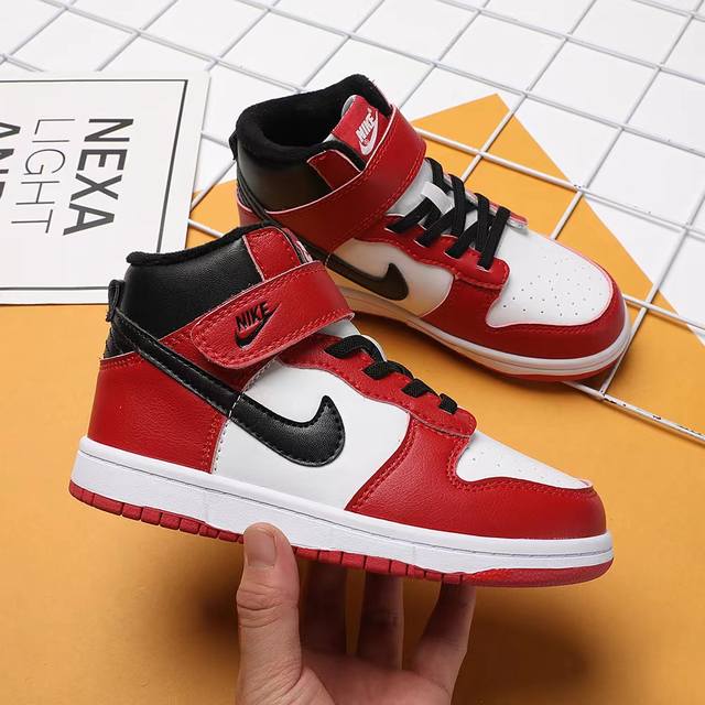 加绒 新款出货 原装加绒 Nike SB Dunk Low x StrangeLove 黑白熊猫童鞋新款低邦时尚童鞋 鞋码： 26 27 28 29.5 30