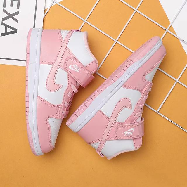 加绒 新款出货 原装加绒 Nike SB Dunk Low x StrangeLove 黑白熊猫童鞋新款低邦时尚童鞋 鞋码： 26 27 28 29.5 30