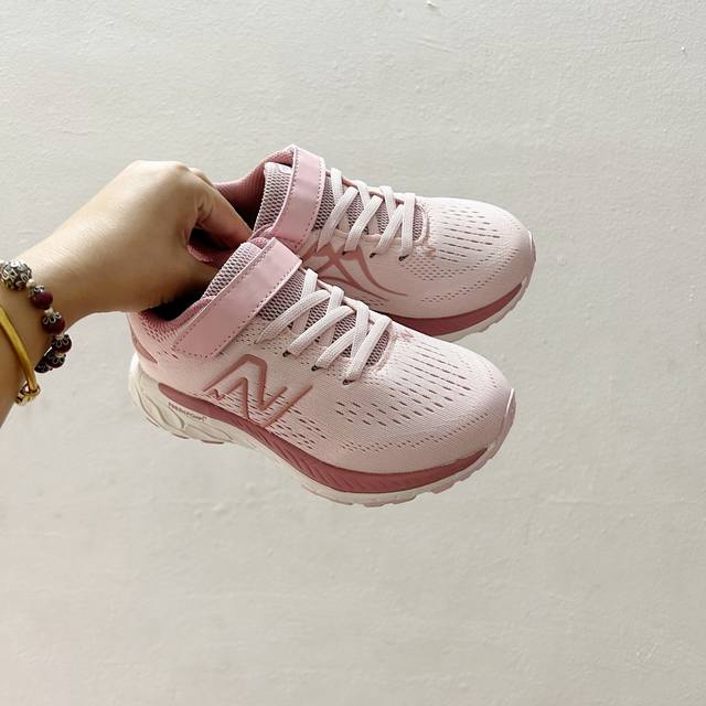 NB860魔术贴儿童运动鞋 SIZE:26-37码 当孩子们迈出第一步，每一步都充满期待与挑战，一双合适的运动鞋显得尤为重要。而今天我们要介绍的，就是这款令人惊