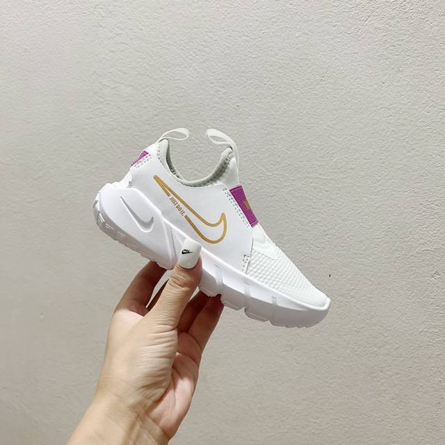 101白紫金 NK赤足一脚蹬儿童跑步鞋 SIZE：23.5-37码 充满活力与朝气的配色 一脚蹬款式超级好穿 耐磨防滑大底，脚感超赞 脚面和后跟处都增加了弹力松