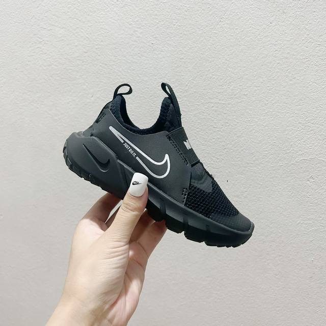 8001全黑 NK赤足一脚蹬儿童跑步鞋 SIZE：23.5-37码 充满活力与朝气的配色 一脚蹬款式超级好穿 耐磨防滑大底，脚感超赞 脚面和后跟处都增加了弹力松