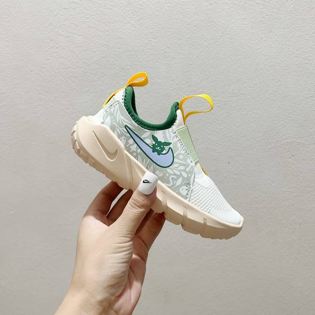 100白绿黄 NK赤足一脚蹬儿童跑步鞋 SIZE：23.5-37码 充满活力与朝气的配色 一脚蹬款式超级好穿 耐磨防滑大底，脚感超赞 脚面和后跟处都增加了弹力松